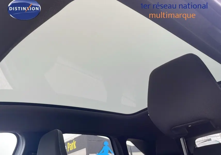 Toit panoramique vu de l'intérieur arrière droit du Renault Symbioz gris Rafale Metal 2025 hybride essence.