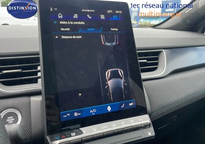 Intérieur de la Renault SYMBIOZ gris Rafale Métal, écran tactile central affichant les aides à la conduite.
