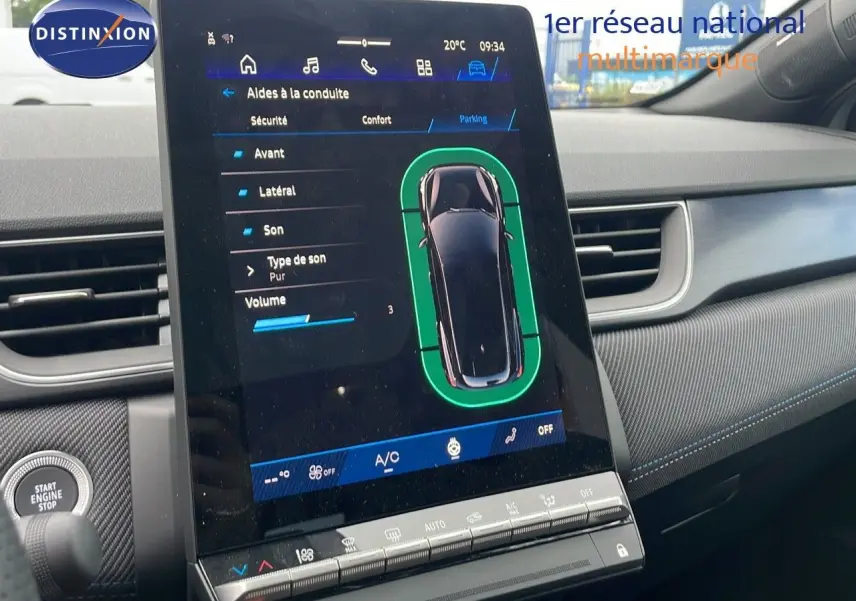 Vue rapprochée de l'écran tactile central du tableau de bord d'une Renault Symbioz gris rafale métal, affichant les aides à la conduite.