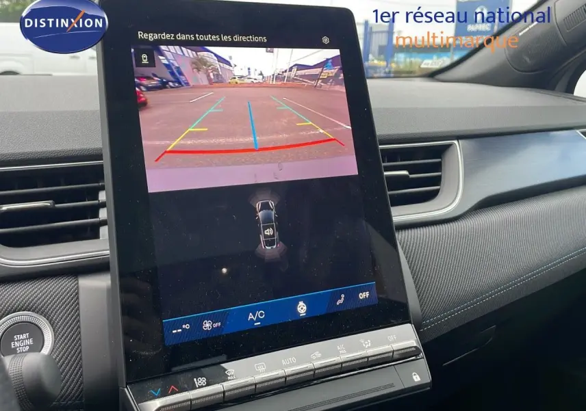 Vue intérieure centrée sur l'écran tactile affichant la caméra de recul du Renault Symbioz gris Rafale métal.