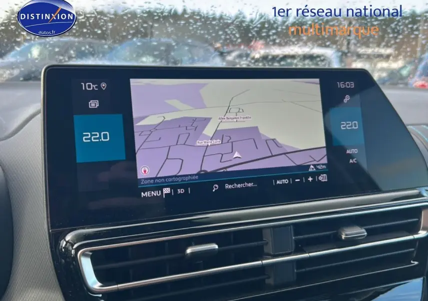 Écran tactile central affichant la navigation GPS du Citroën C5 Aircross hybride noir, vue intérieure avant.