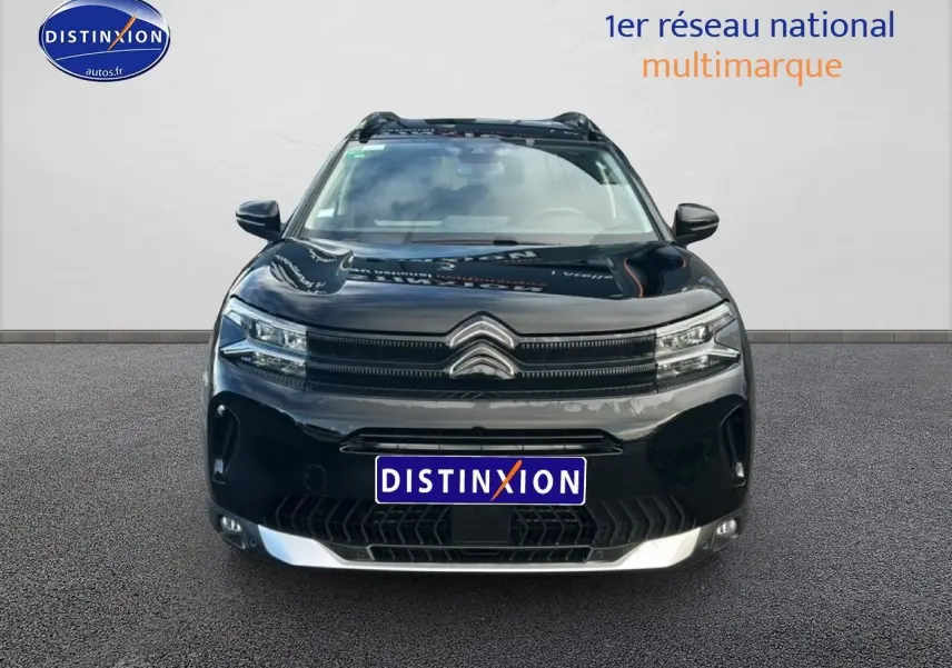 Vue frontale d'un Citroën C5 Aircross noir 2025 avec calandre distinctive et phares LED intégrés.