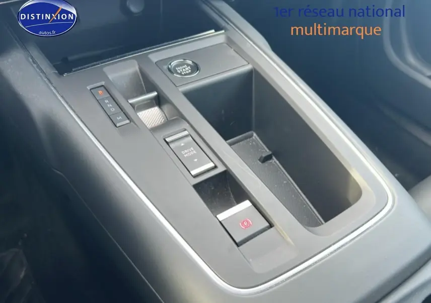 Gros plan sur la console centrale noire du Citroën C5 Aircross 2025 avec bouton start, sélecteur de boîte auto et frein électrique.