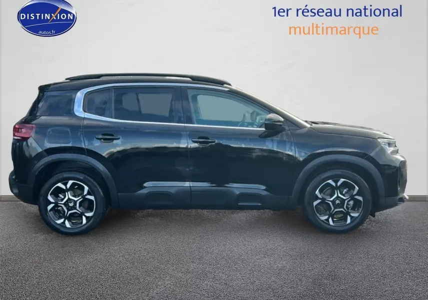 Profil droit du Citroën C5 Aircross noir 2025 avec jantes alu et barres de toit visibles.