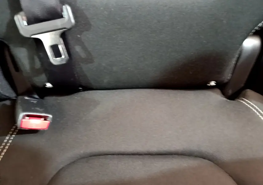 Gros plan sur l'assise arrière noire du Renault Captur Business, avec ceinture de sécurité et boucle rouge visible.