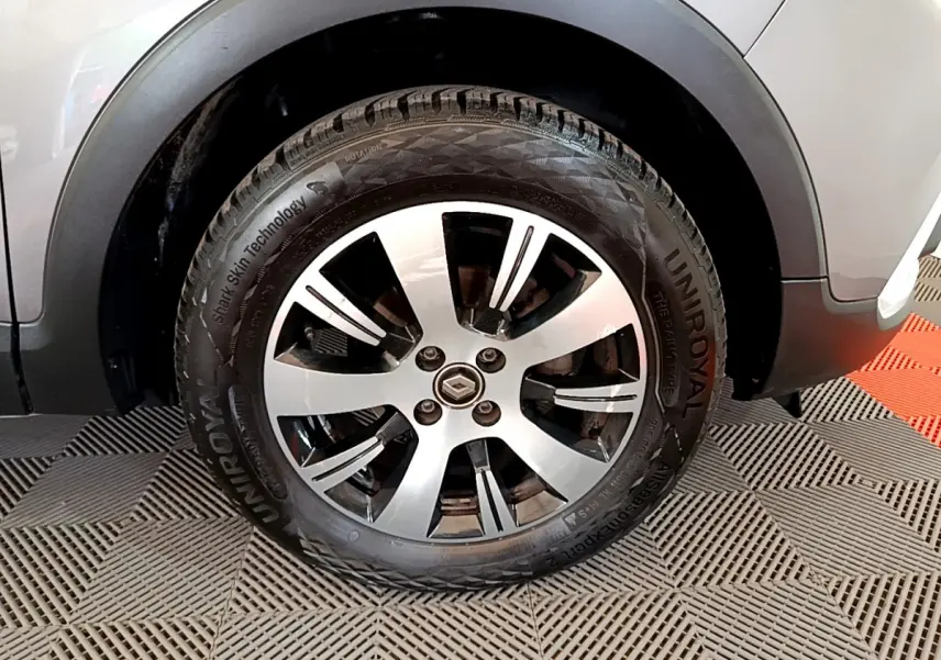 Gros plan sur la roue avant droite gris foncé du Renault Captur Business avec jante alliage et logo Renault central.