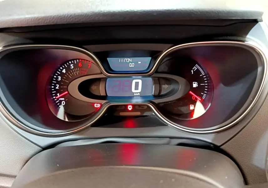 Vue rapprochée du tableau de bord numérique du Renault Captur gris foncé, affichant 0 km/h et 111734 km au compteur.