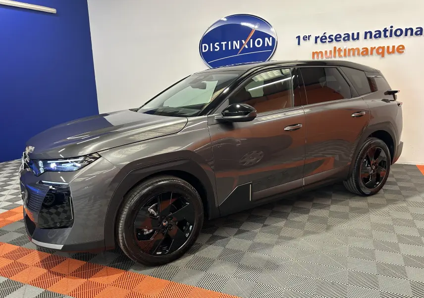 Vue 3/4 avant droite du Citroën C5 Aircross II Hybrid gris Platinium avec toit noir et jantes noires brillantes.