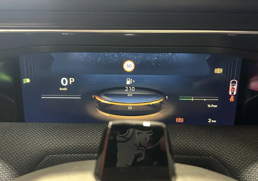 Vue rapprochée du tableau de bord numérique du Citroën C5 Aircross hybride, affichant la vitesse et l'autonomie.