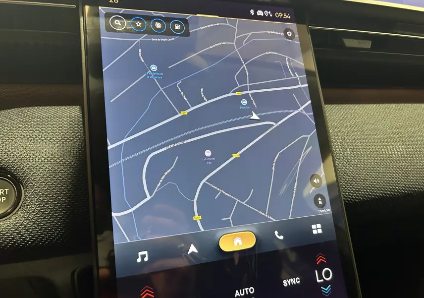 Écran tactile central du Citroën C5 Aircross II gris Platinium, affichant la navigation GPS en intérieur.