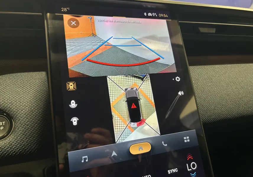 Écran tactile intérieur montrant la caméra de recul et la vue à 360° du Citroën C5 Aircross gris Platinium 2026.
