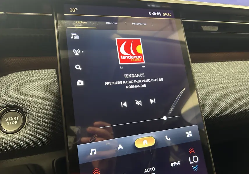 Écran tactile central du tableau de bord du Citroën C5 Aircross gris Platinium, avec interface radio Tendance Ouest affichée.