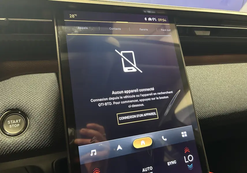 Vue rapprochée de l’écran tactile central du Citroën C5 Aircross gris Platinium, affichant la connexion Bluetooth inactive.