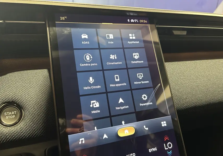 Écran tactile central affichant les options multimédia et assistance dans le tableau de bord du Citroën C5 Aircross gris Platinium.