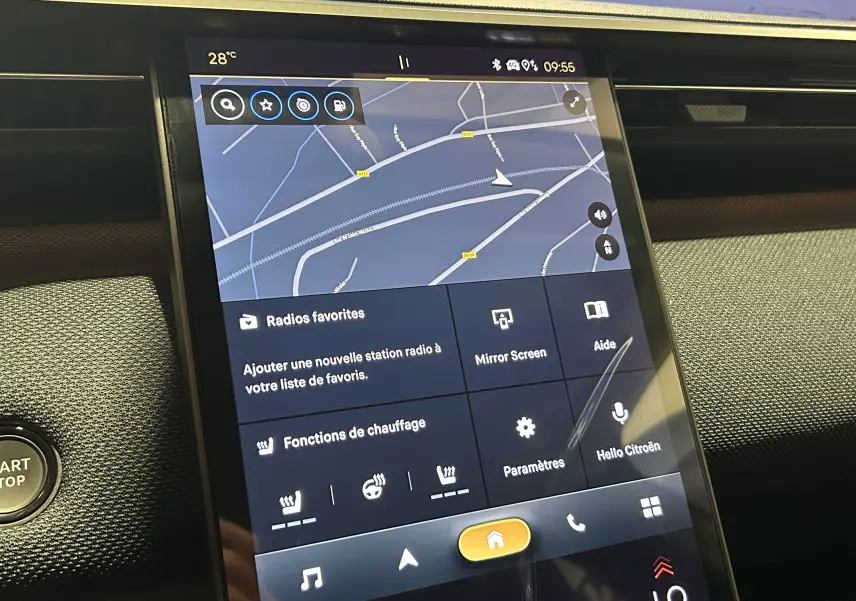 Écran tactile central du tableau de bord du Citroën C5 Aircross II Hybrid 2026, affichant la navigation et les fonctions de chauffage.