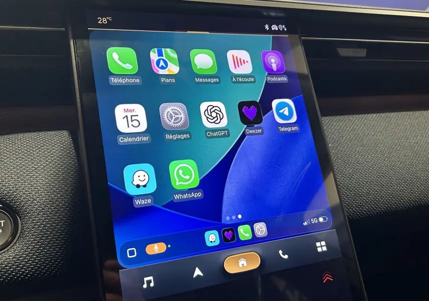 Écran tactile central affichant des applications connectées dans l'habitacle du Citroën C5 Aircross II Hybrid gris Platinium.