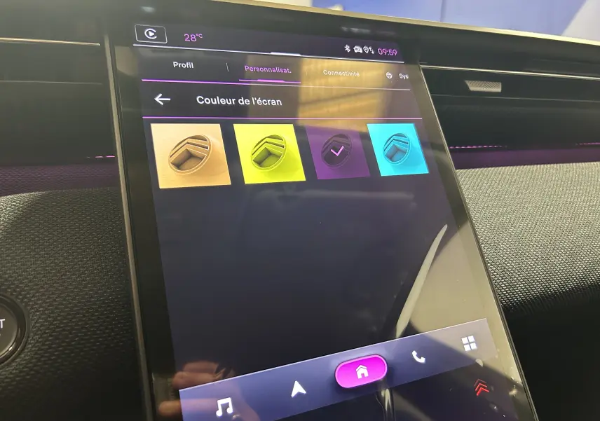 Écran tactile intérieur du Citroën C5 Aircross II Hybrid 2026 montrant les options de couleur d'affichage personnalisable.