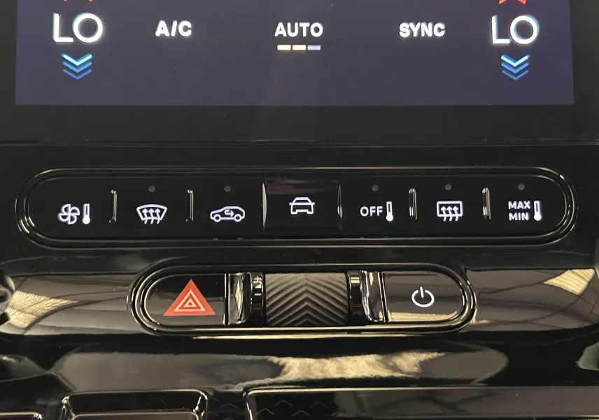 Panneau de commandes climatisation et sécurité du Citroën C5 Aircross II Hybrid, vue rapprochée, finition noire brillante.