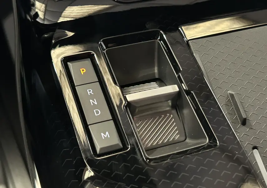 Gros plan sur la console centrale noire brillante avec sélecteur de vitesses automatique du Citroën C5 Aircross II Hybrid.