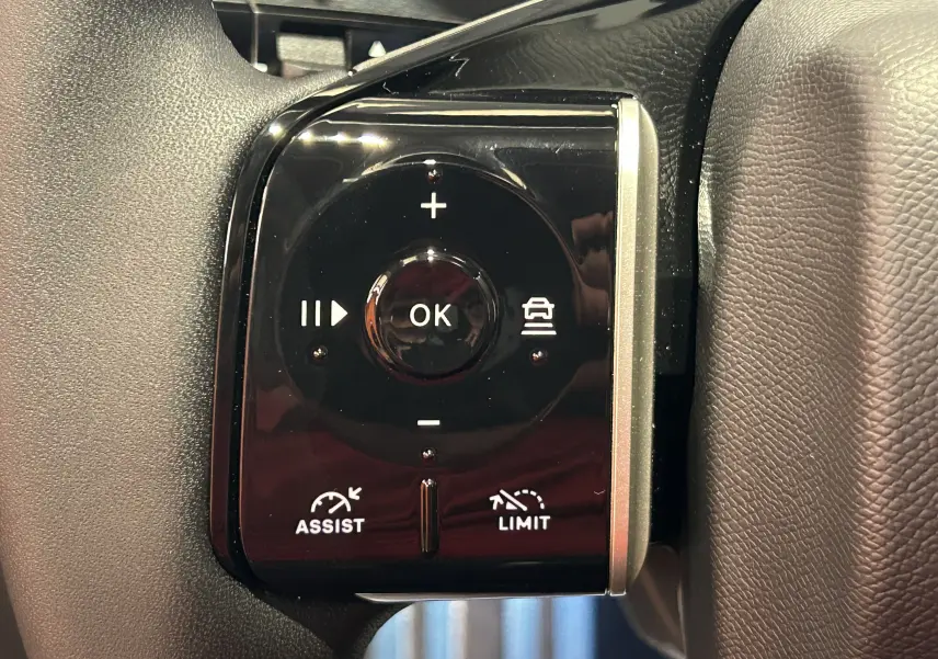 Gros plan sur les commandes au volant noir brillant du Citroën C5 Aircross II Hybrid 2026, avec boutons multifonctions.