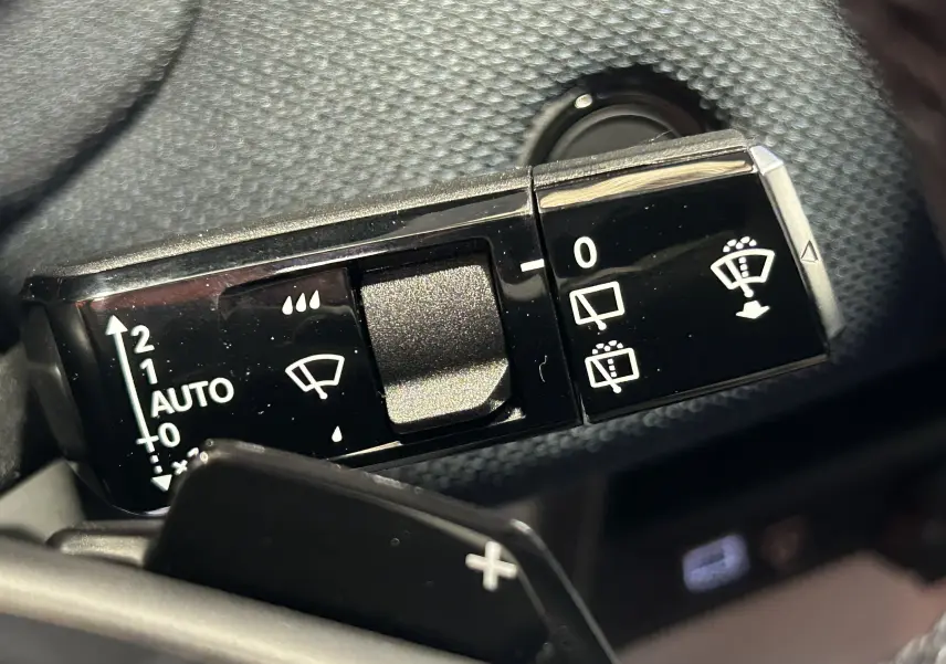 Gros plan sur la commande des essuie-glaces du Citroën C5 Aircross II Hybrid, avec réglages automatiques et manuels.