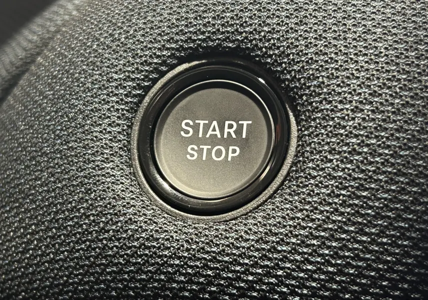 Bouton Start Stop en gros plan sur le tableau de bord texturé du Citroën C5 Aircross II Max Hybrid 2026.