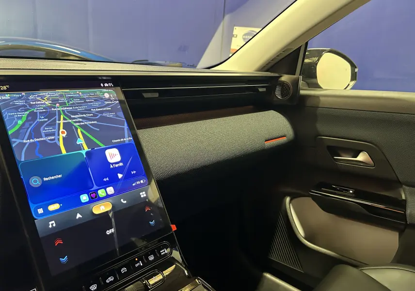 Vue intérieure côté passager du Citroën C5 Aircross gris Platinium, avec grand écran tactile et finition tissu texturée.
