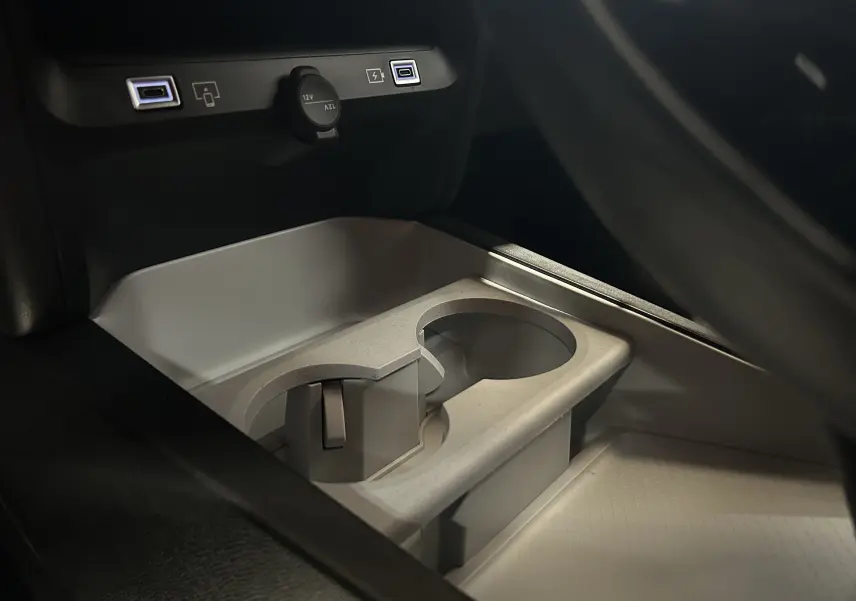 Gros plan sur les porte-gobelets gris clair et les ports USB dans l’habitacle du Citroën C5 Aircross II Hybrid 2026.