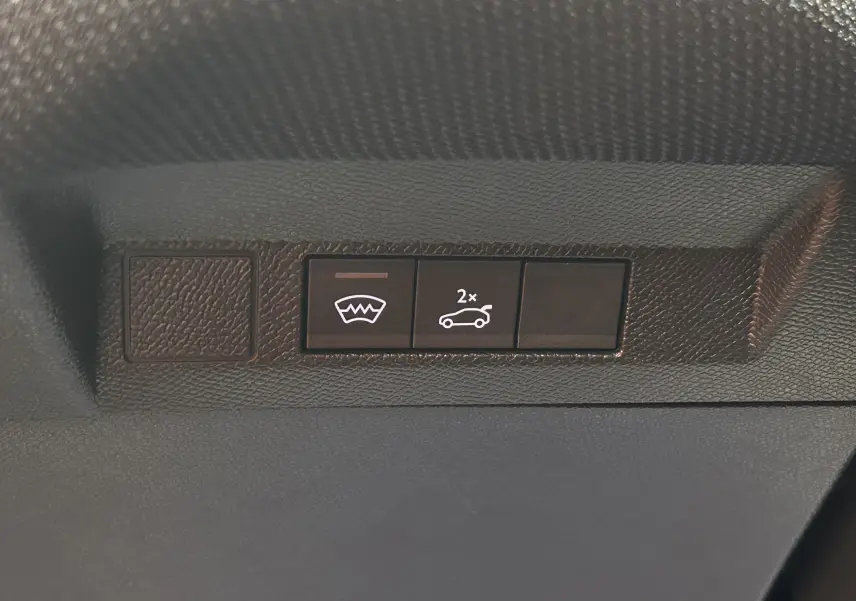 Boutons de commande du hayon électrique et du pare-brise chauffant sur le tableau de bord d'une Citroën C5 Aircross gris Platinium.