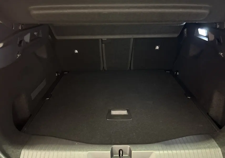 Coffre spacieux et vide du Citroën C5 Aircross II Max Hybrid 145, vu de l'intérieur arrière, revêtement noir.