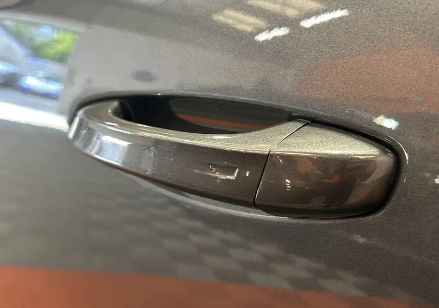 Poignée de porte gris Platinium en gros plan sur une Citroën C5 Aircross II Max Hybrid 2026, finition métallisée.