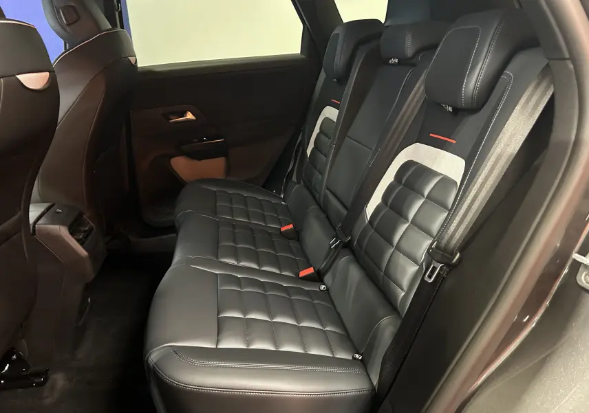 Vue intérieure côté droit des sièges arrière en cuir noir matelassé du Citroën C5 Aircross II Hybrid 2026.