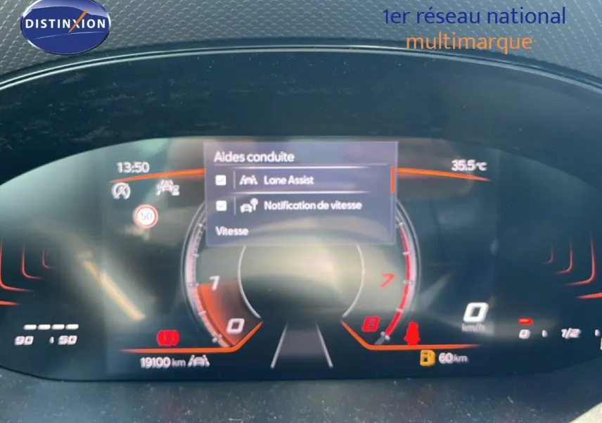 Tableau de bord numérique du SEAT Arona 2025 affichant les aides à la conduite et la température extérieure à 35,5°C.