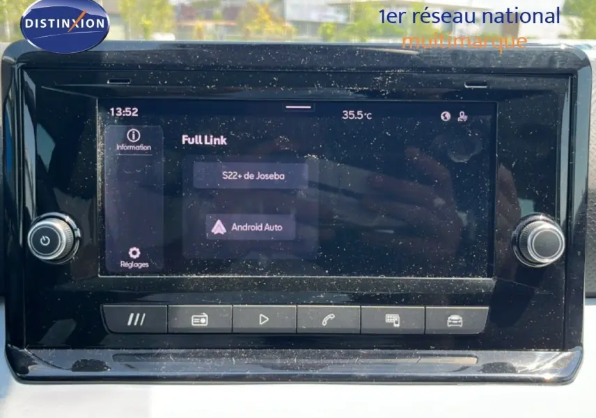 Écran tactile central du tableau de bord du SEAT Arona 2025 affichant la fonction Full Link avec Android Auto.