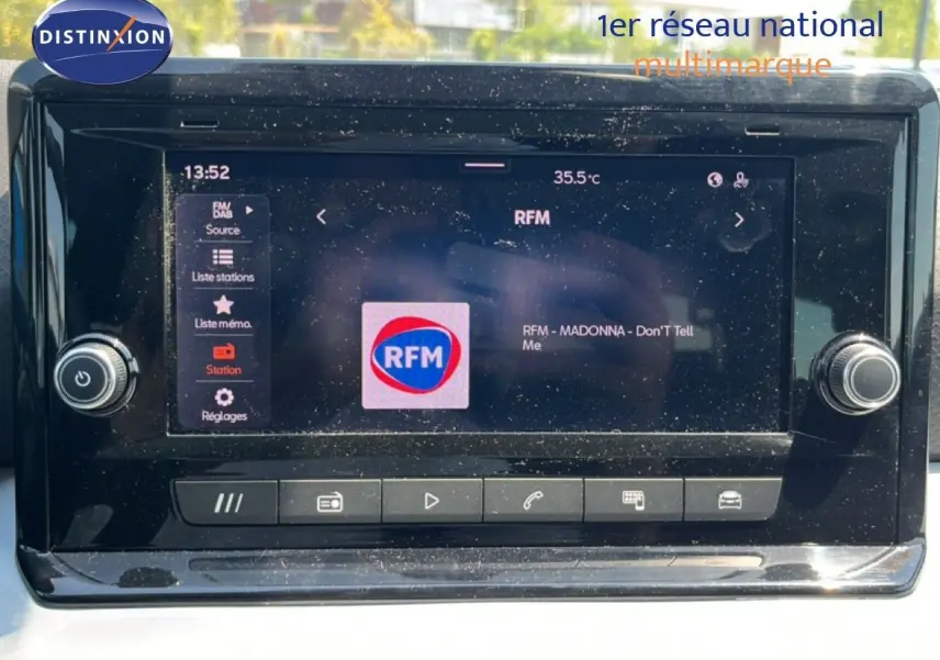 Écran tactile central de la SEAT Arona 2025 affichant la radio RFM, avec commandes et boutons autour.