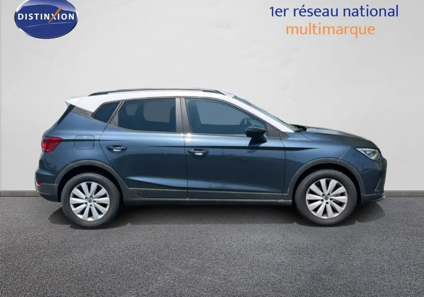 Vue latérale droite d’un SEAT Arona gris Magnetic avec toit blanc, modèle 2025 en finition Style Special Edition.