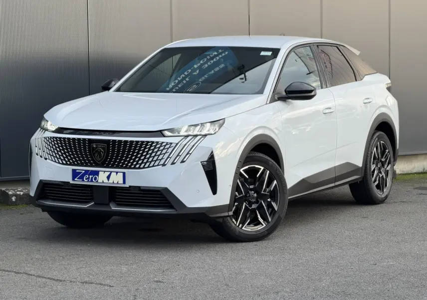Peugeot 3008 Hybrid blanc Okénite en 3/4 avant droit avec calandre distinctive et jantes alliage noires.