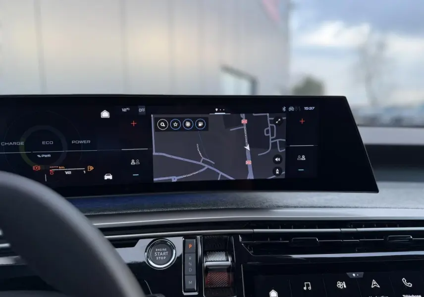 Vue intérieure du tableau de bord du Peugeot 3008 Hybrid 145 e-DSC6 Allure 2025 avec écran panoramique incurvé 21 pouces affichant la navigation.