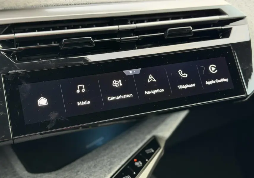 Gros plan sur l'écran tactile panoramique 21'' du Peugeot 3008 Hybrid blanc, affichant les options média, climatisation et navigation.