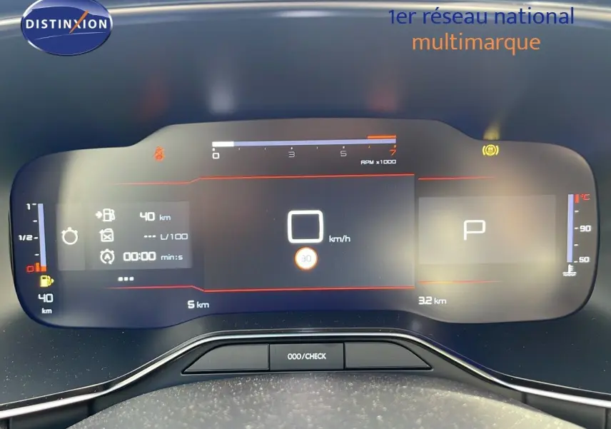 Tableau de bord numérique du Citroën C5 Aircross bleu Eclipse Metal, affichant la vitesse et les informations de conduite.