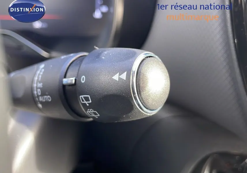 Gros plan sur la commande d’essuie-glace du volant d’un Citroën C5 Aircross bleu Eclipse Metal, intérieur noir.