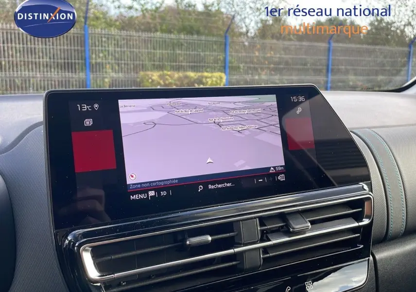 Vue intérieure du tableau de bord du Citroën C5 Aircross 2025, écran tactile GPS et aérateurs centraux noirs.