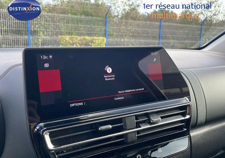 Écran tactile central du tableau de bord du Citroën C5 Aircross 2025 avec interface Bluetooth et finition bleue Eclipse métal.