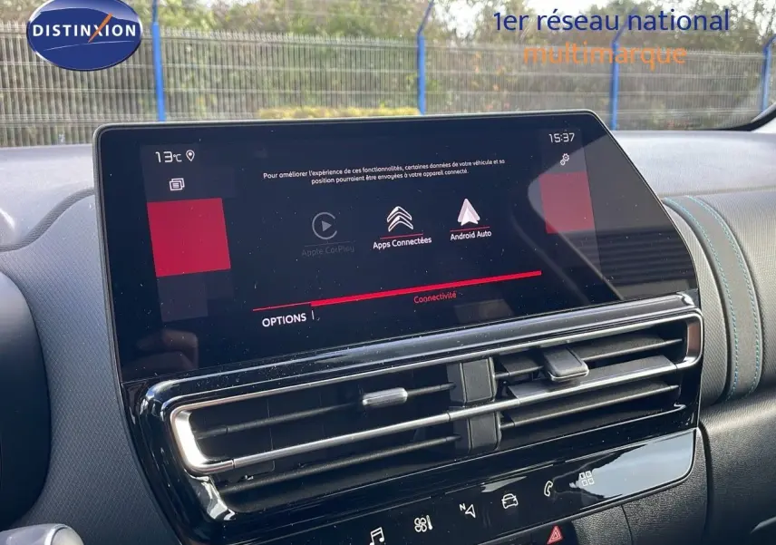 Écran tactile central du tableau de bord du Citroën C5 Aircross 2025, avec interface Apple CarPlay et Android Auto visible.