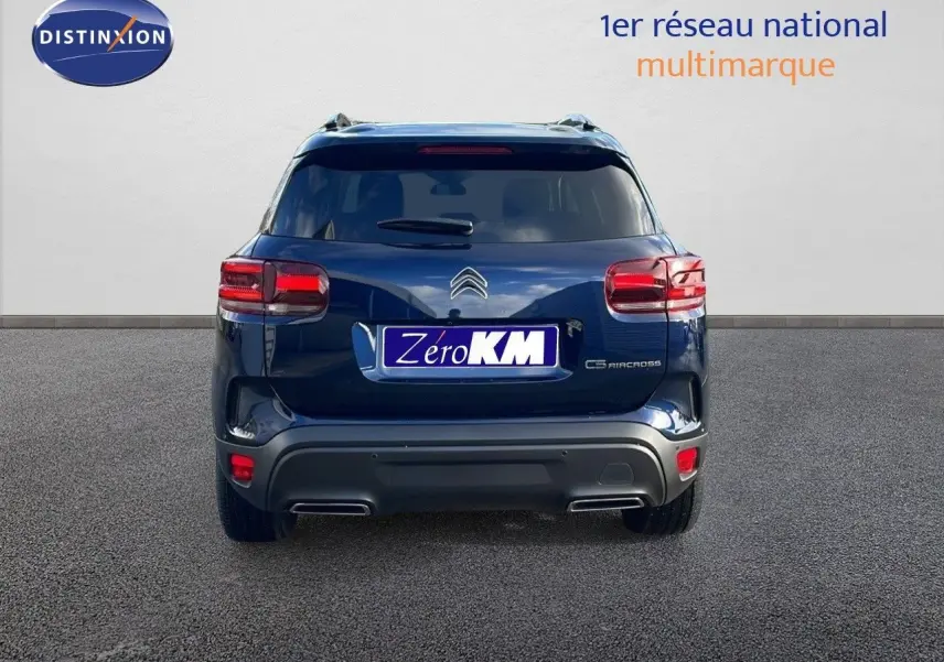 Vue arrière d'un Citroën C5 Aircross 2025 bleu Eclipse Metal avec feux LED et double sortie d'échappement.