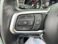 Gros plan sur les commandes au volant de la Jeep Wrangler Unlimited 2023, mettant en valeur les boutons multifonctions.