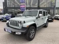 Jeep Wrangler Unlimited 2023 vert métal, vue 3/4 avant droit, version hybride rechargeable 4xe Overland avec toit rigide.