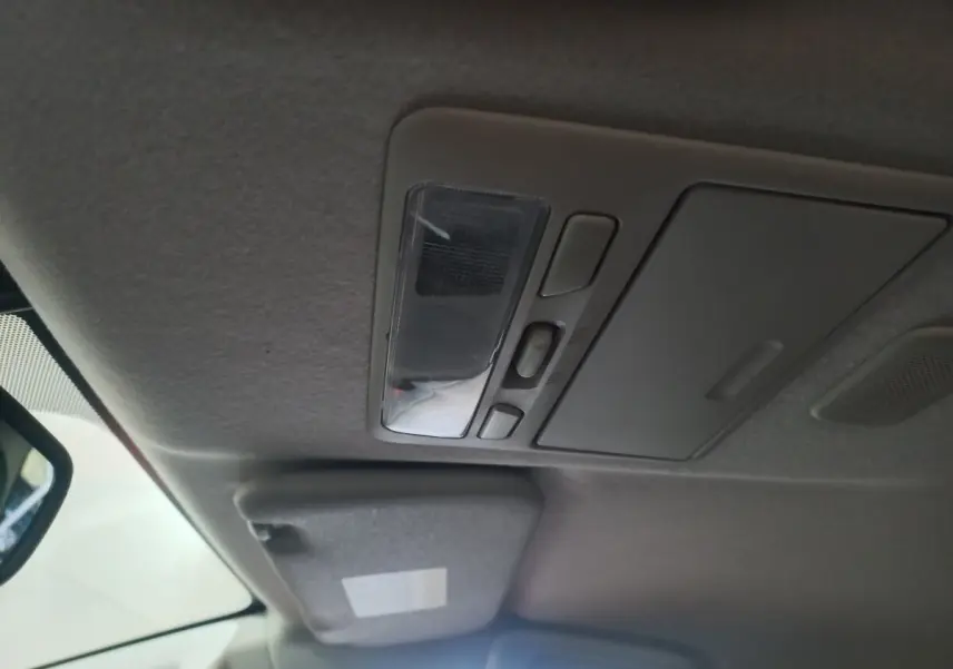 Plafonnier et pare-soleil côté conducteur dans l’habitacle gris clair du Mitsubishi L200 gris foncé.