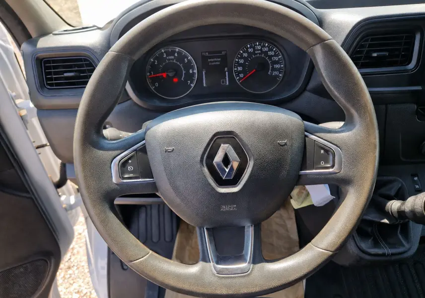Vue rapprochée du volant noir avec logo Renault et tableau de bord du Master Chassis Dble Cab blanc 2022.