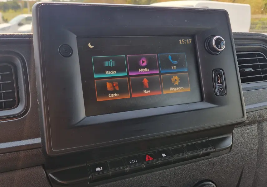 Écran tactile central du tableau de bord du Renault Master blanc, affichant les options radio, média, téléphone et navigation.